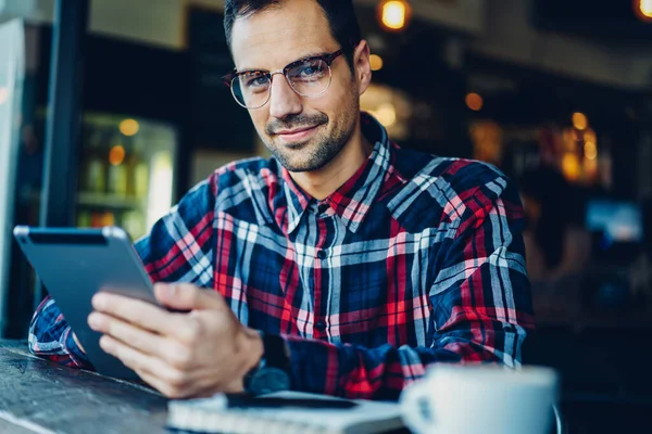 Porträtt Stilig Man Tal Tittar Kameran Medan Använder Modern Touch — Stockfoto