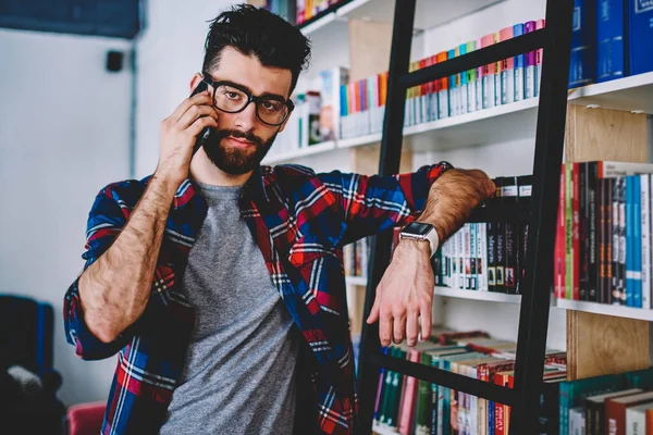 Porträt Eines Bärtigen Männlichen Bibliothekars Lässigem Hemd Der Sein Smartphone — Stockfoto