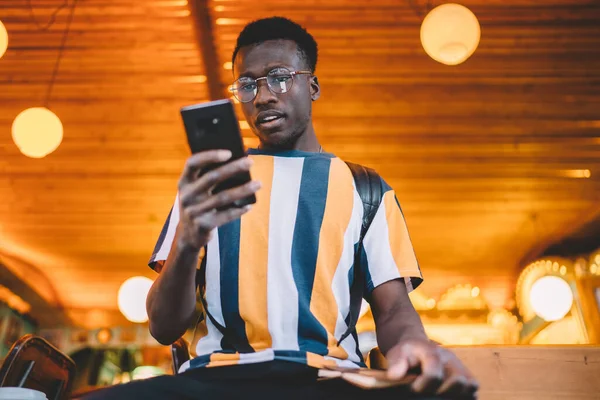 Αφροαμερικανός Blogger Κλασικά Γυαλιά Που Συνδέεται Ασύρματο Διαδίκτυο Για Αναζήτηση — Φωτογραφία Αρχείου