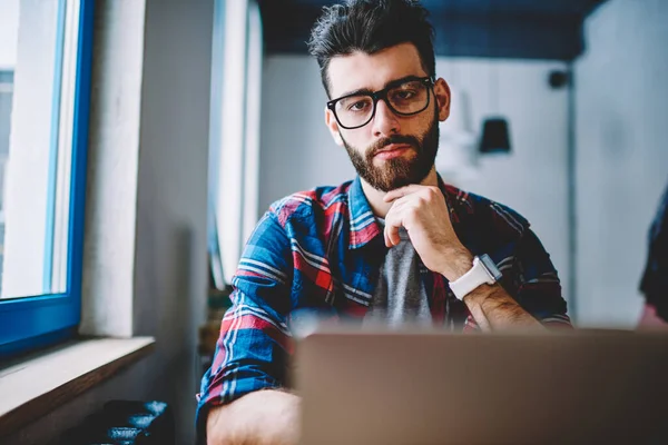 Portret Van Een Bebaarde Ervaren Professional Die Naar Camera Kijkt — Stockfoto