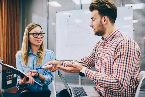 Affärskollegor Sitter Konferensrum Kontoret Och Brainstorming Strategi Medan Använder Laptop — Stockfoto