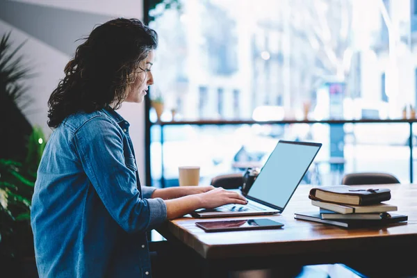 Étudiante Caucasienne Préparant Aux Examens Universitaires Tout Apprentissage Sur Netbook — Photo