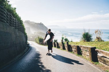  Yakışıklı hippi 20 'li yaşlarda hafta sonları ekstrem sporlardan ve aktif hobilerden hoşlanıyor.