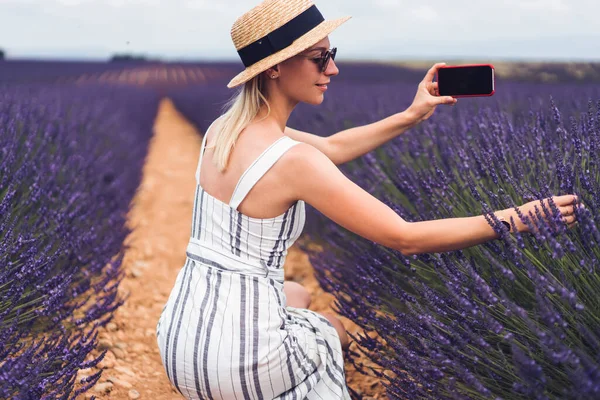 Side View Female Tourist Trendy Outfit Taking Photo Lavender Fields — 图库照片
