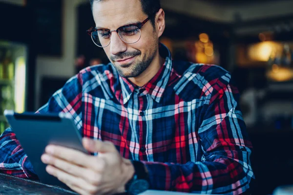 Vit Manlig Bloggare Snygga Optiska Glasögon För Synkorrigering Läser Nyheter — Stockfoto