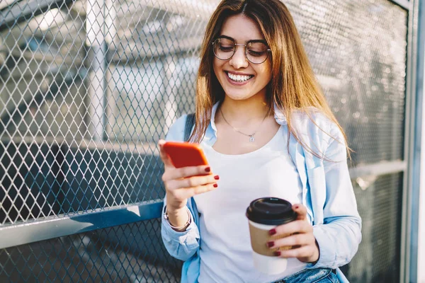 Vrolijke Hipster Meisje Optische Brillen Lezen Grappige Netwerk Publicatie Glimlachen — Stockfoto