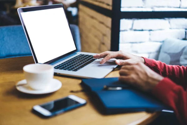 Freelancer Sem Rosto Roupas Casuais Sentado Mesa Madeira Laptop Navegação — Fotografia de Stock