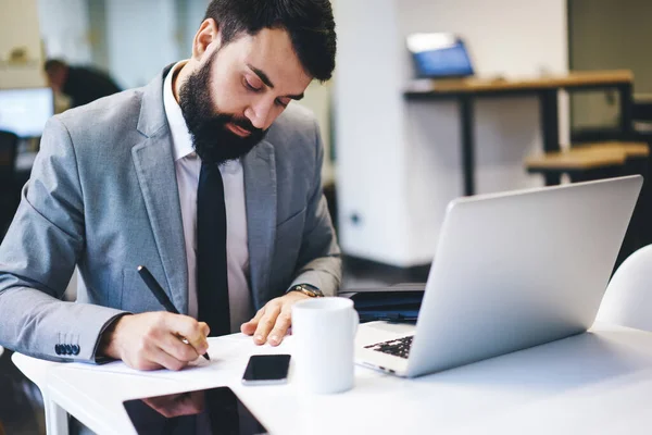 Energetischer Unternehmer Mit Bart Formellen Anzug Der Mit Laptop Und — Stockfoto