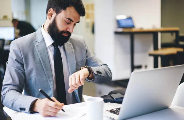 Thoughtful Entrepreneur Beard Formal Suit Sitting Table Laptop Documents Looking — 图库照片