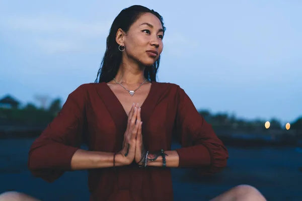 Kırmızı Elbiseli Asyalı Bir Kadın Yaz Güneşinin Doğuşunda Sahilde Yoga — Stok fotoğraf