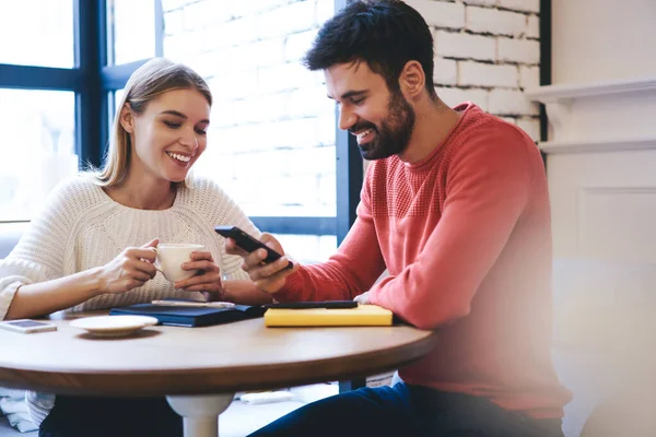 Male Partner Beard Showing Information Smartphone Smiling Woman Cup Hot — Stock Photo, Image