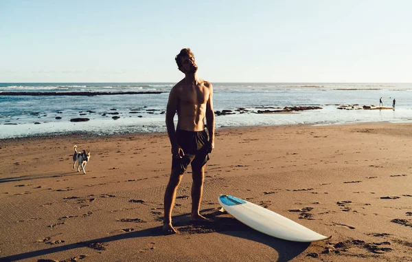 Viajero Masculino Deportivo Disfrutando Vacaciones Sri Lanka Para Practicar Surf — Foto de Stock