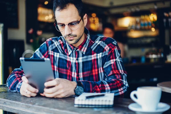 Kaukasisk Mannlig Blogger Stilige Optiske Briller Lese Visjonskorreksjon Nyheter Nettsider – stockfoto