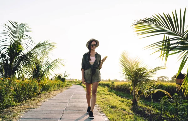 Atraktivní Ženské Turistické Mobilem Gadget Ruce Chůze Slunné Cestě Objevování — Stock fotografie