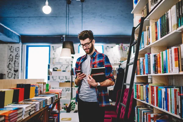 Kluger Bärtiger Junger Mann Freizeitkleidung Der Bücher Händen Hält Und — Stockfoto