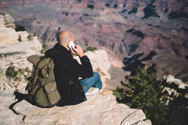 Back View Anonymous Bold Traveler Casual Clothes Relaxing Rocky Mountain — Fotografia de Stock