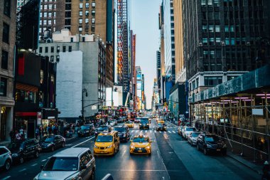 Yoğun şehir yolunun yukarısından parlak ulaşım ve New York 'un merkez bölgesindeki farklı eski ve yeni bina