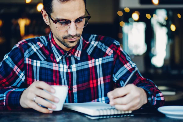 Kafkas Erkek Öğrenci Optik Kalem Tutuyor Kafenin Içinde Oturmuş Defterine — Stok fotoğraf