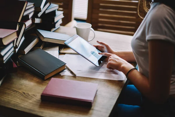 Seitenansicht Einer Freelancerin Die Der Kaffeepause Mit Ihrem Freund Nachrichten — Stockfoto