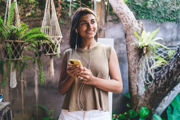 Mutlu Etnik Kadın Günlük Kıyafetlerle Kulaklıkla Müzik Dinliyor Akıllı Telefon — Stok fotoğraf