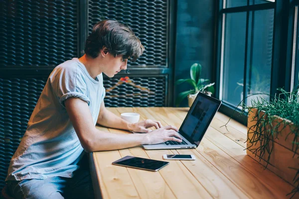 Seitenansicht Eines Fokussierten Männlichen Studenten Der Laptop Internet Surft Während — Stockfoto