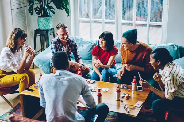 Cima Alegre Imerso Diversos Hipsters Jogando Cartas Com Fichas Para — Fotografia de Stock