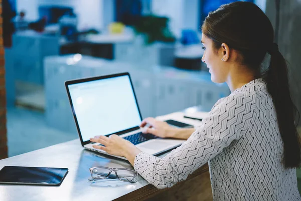 Zijaanzicht Van Jonge Vrouw Met Lang Donker Haar Casual Outfit — Stockfoto