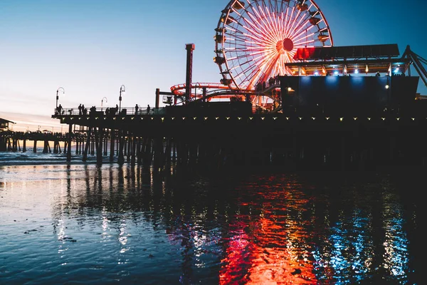 Bright Reflection Water Sparkling Ferris Wheel Red Lights Dawn Sky — Stock Photo, Image