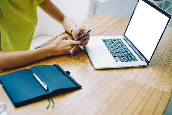 Recorte Ángulo Alto Irreconocible Trabajador Remoto Escribiendo Mensaje Teléfono Inteligente — Foto de Stock