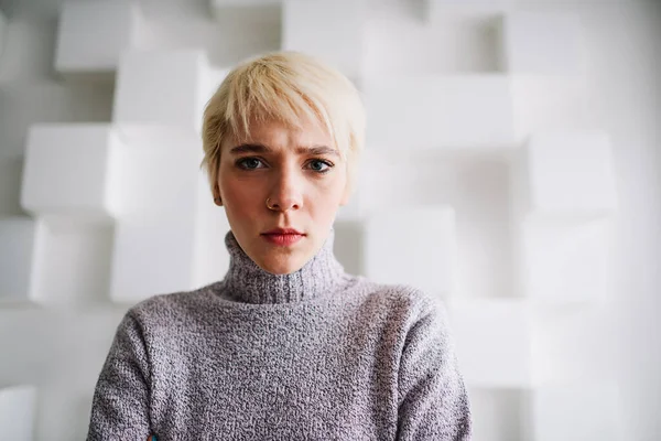 Porträt Einer Ernsthaften Frau Warmem Lässigem Pullover Mit Kurzen Blonden — Stockfoto