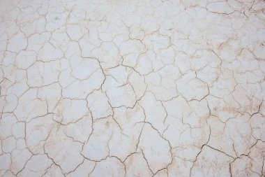 Ustyurt Doğa Koruma Alanı 'nda gündüz vakti düzensiz ve soyut şekilli çatlak oluşumunun yüzeyinden.