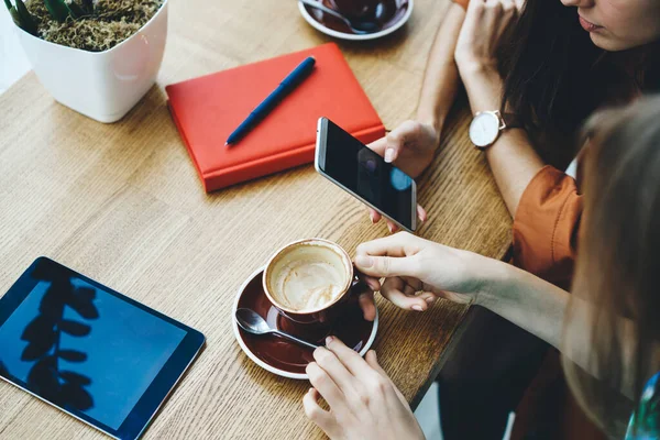 Fentről Termés Névtelen Női Barátok Kávéznak Használja Okostelefon Tabletta Notebook — Stock Fotó