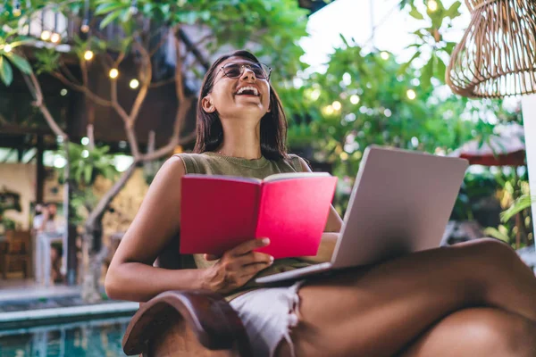 Sudut Rendah Dari Wanita Lucu Tertawa Ketika Membaca Catatan Notepad — Stok Foto