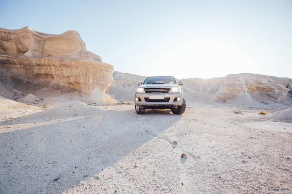 Moderne Auto Rijden Door Rotsachtige Woestijn Met Droge Oneffen Stenen — Stockfoto