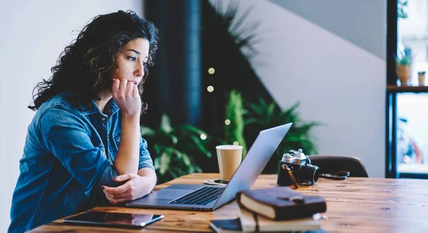 Kaukaska Hipster Dziewczyna Oglądanie Ciekawe Edukacja Webinar Pomocą Laptopa Przestrzeni — Zdjęcie stockowe