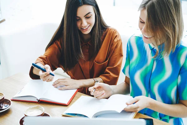 Happy Multiethnic Female Students Trendy Wear Working Together Project Sitting — Foto Stock