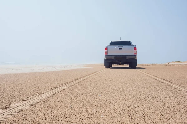 Dołu Suv Jazdy Pustej Piaszczystej Plaży Pobliżu Oceanu Pozostawiając Ślady — Zdjęcie stockowe