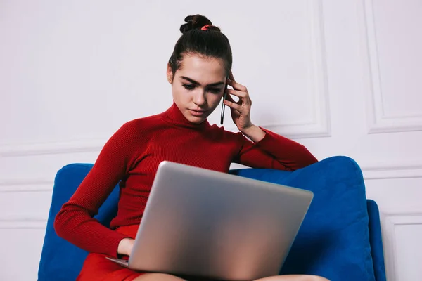 Baixo Ângulo Jovem Mulher Procura Emprego Falando Telefone Celular Navegando — Fotografia de Stock