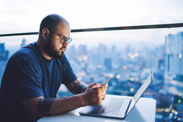 Side View Focused Man Sitting Table Opened Laptop Looking Screen — стоковое фото