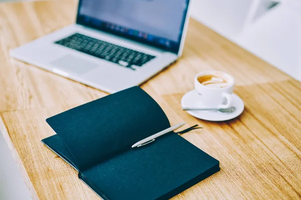 Kinyitott Notebook Fekete Oldalak Toll Kerül Asztalra Laptop Csésze Kávé — Stock Fotó