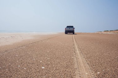 Doğal Rezerv ve SUV 'un kumlu kısmının güneşli yaz günlerinde tekerlek izlerini bırakan görüntüsü.