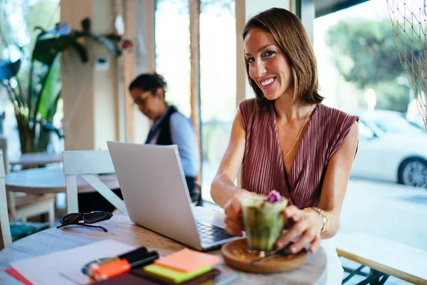 Freelancer Feminino Adulto Sorridente Roupa Elegante Trabalhando Laptop Remotamente Partir — Fotografia de Stock