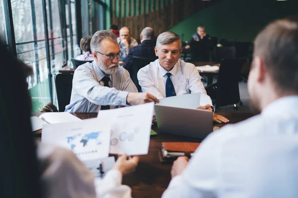 Gruppo Rispettabili Uomini Affari Che Parlano Discutono Del Progetto Mentre — Foto Stock