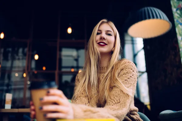 Från Glad Ung Kvinna Med Långt Blont Hår Casual Outfit — Stockfoto