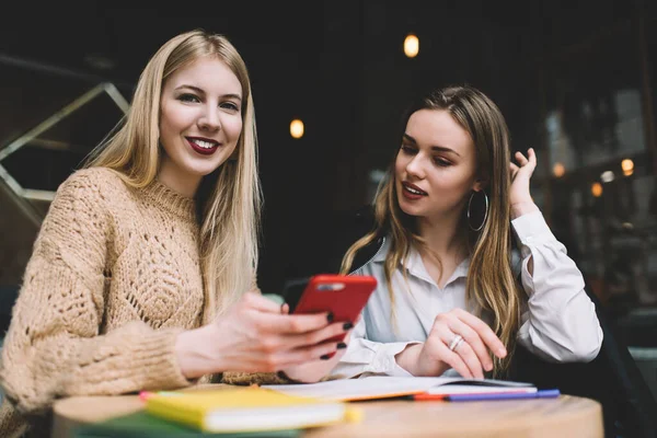 Från Nedan Innehåll Unga Kvinnliga Vänner Med Mobiltelefon Och Anteckningsböcker — Stockfoto