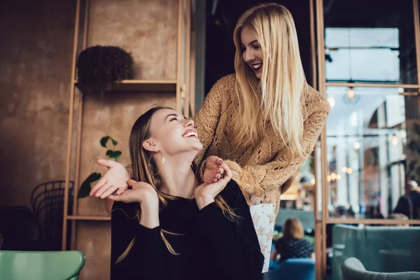 Fröhliche Damen Mit Langen Haaren Lässiger Kleidung Lachen Und Schauen — Stockfoto