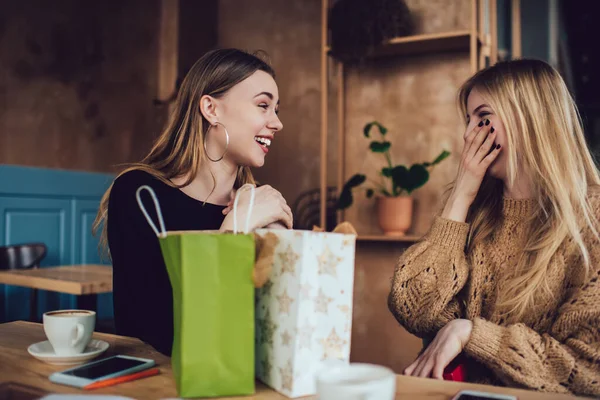 Aufgeregte Freundinnen Lässiger Kleidung Lächeln Und Beschenken Sich Gegenseitig Während — Stockfoto
