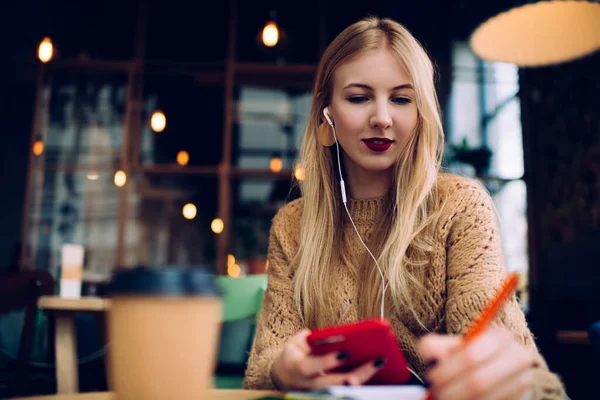 Soustředěná Optimistická Žena Teplém Svetru Tráví Čas Kavárně Zatímco Bere — Stock fotografie