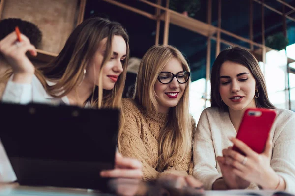 Bajo Ángulo Amigos Femeninos Positivos Ropa Casual Sentado Cafetería Moderna — Foto de Stock