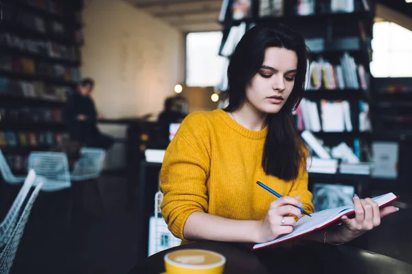 Konzentrierte Studentin Hellen Pullover Schreibt Plan Für Den Tag Notizbuch — Stockfoto